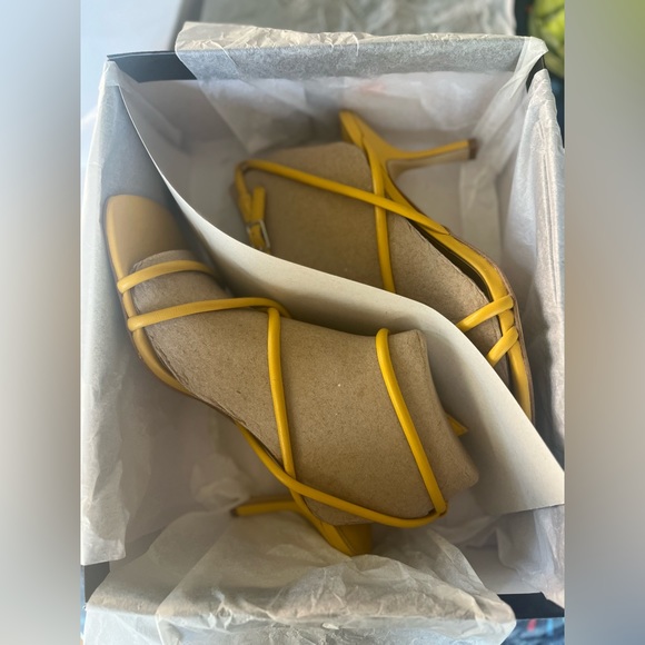 🌻 Nine West Strappy Yellow Leather Dress Sandals Sz 8 - Picture 10 of 10